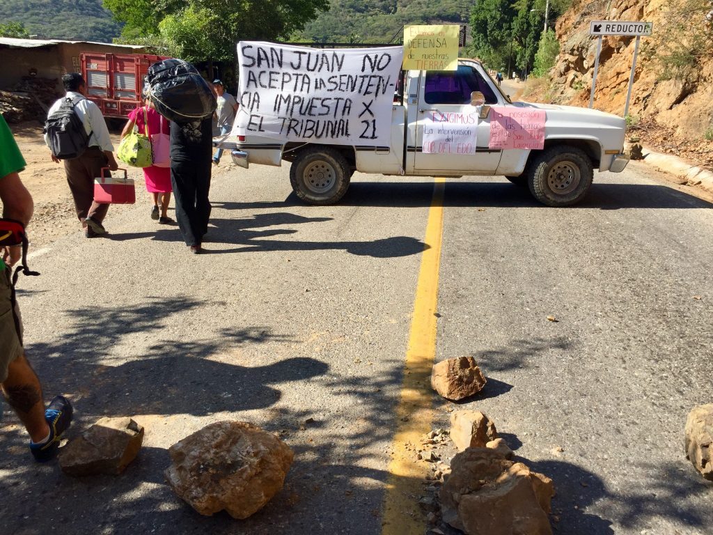 Bus ride to Oaxaca: In San Juan Lajarcia farmers were protesting against the arrest of the finance secretary.