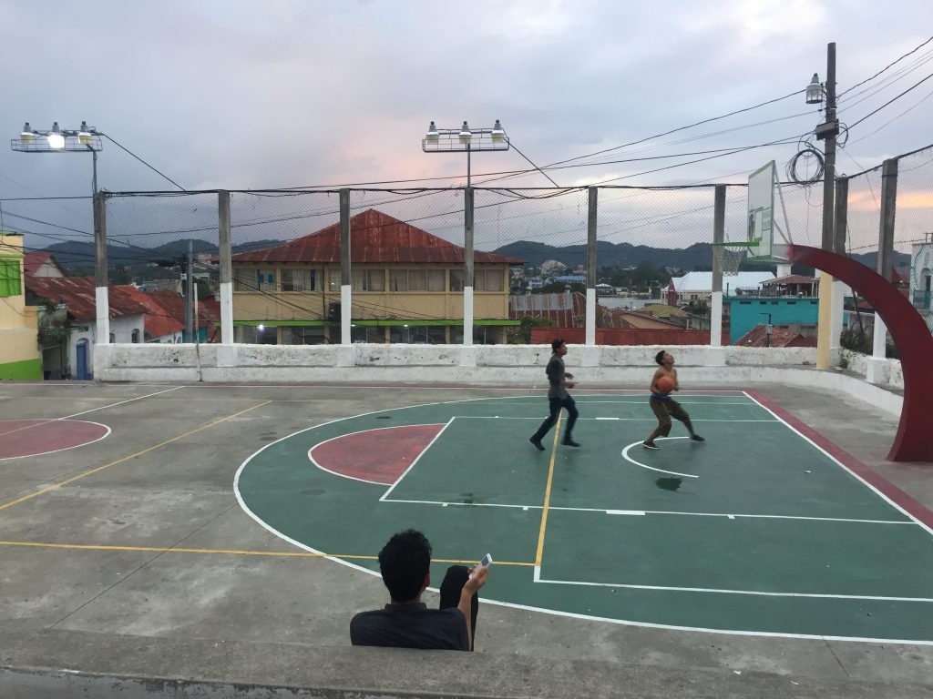 kids playing basketbal in flores, where my bank card got skimmed in Guatemala